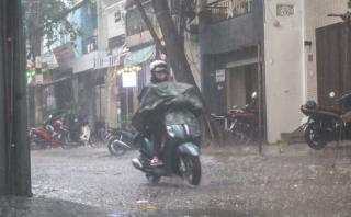 Mưa xối xả vào chiều tan tầm, người Sài Gòn hứng trọn “combo” ngập nước và kẹt xe - Ảnh 1.