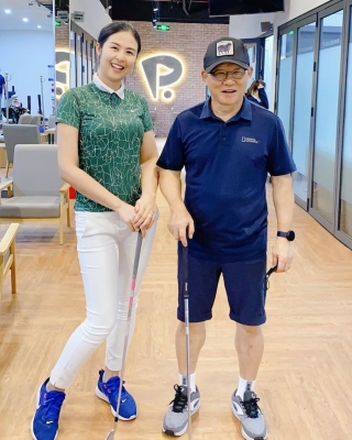 Hoa hậu Ngọc Hân khoe hình ảnh đi đánh golf cùng thầy Park. Người đẹp dành lời khen cho HLV Tuyển Việt Nam: “Thầy không những huấn luyện bóng đá giỏi mà còn đánh golf hay lắm nha các bạn”.
