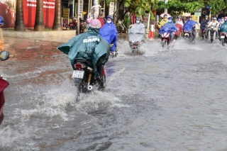 Mưa xối xả vào chiều tan tầm, người Sài Gòn hứng trọn “combo” ngập nước và kẹt xe - Ảnh 10.