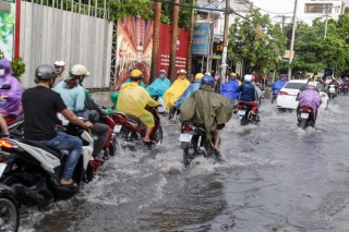 Mưa xối xả vào chiều tan tầm, người Sài Gòn hứng trọn “combo” ngập nước và kẹt xe - Ảnh 9.