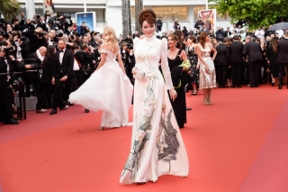 Áo dài tỏa sáng trên thảm đỏ Cannes