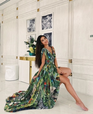 Hình ảnh mới nhất từ nàng em chồng Hà Tăng đầy quyến rũ và xinh đẹp trong thiết kế váy maxi bung xòe xanh mướt từ nhà mốt Dolce & Gabbana