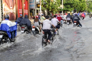 Mưa xối xả vào chiều tan tầm, người Sài Gòn hứng trọn “combo” ngập nước và kẹt xe - Ảnh 8.
