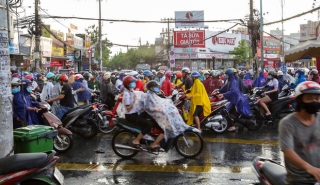 Mưa xối xả vào chiều tan tầm, người Sài Gòn hứng trọn “combo” ngập nước và kẹt xe - Ảnh 4.
