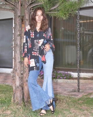 Diva Kpop Hyori “chất lừ” với trang phục đậm retro với áo sơ mi họa tiết oversized phối cùng quần jeans ống rộng đi cùng giày sandals đế thấp