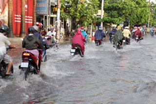 Mưa xối xả vào chiều tan tầm, người Sài Gòn hứng trọn “combo” ngập nước và kẹt xe - Ảnh 7.
