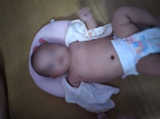 Bé gái 3 tháng tuổi kháu khỉnh bị bỏ rơi trước nhà dân lúc 2 giờ sáng - Ảnh 1.