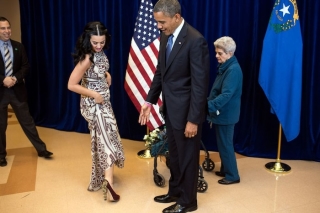 ‘Tắc kè bông’ Katy Perry khoe đôi giày vằn vện với tổng thống Obama.