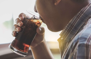 Thưởng thức đồ uống có ga. Vào một ngày hè nóng nực, tiếp cận với lon soda yêu thích của bạn là một món ăn thực sự. Tuy nhiên, các loại đồ uống có ga đặc biệt có chứa chất màu caramel có thể liên quan đến ung thư. Một nghiên cứu từ Trường Y tế Công cộng Johns Hopkins Bloomberg cho thấy đồ uống có chứa chất cô đặc 4-MEI có thể làm tăng nguy cơ ung thư.  