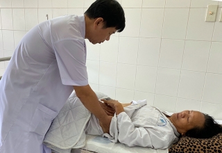 Bệnh nhân Nguyễn Thị A đang được chăm sóc tại viện. Ảnh: Thanh Phong