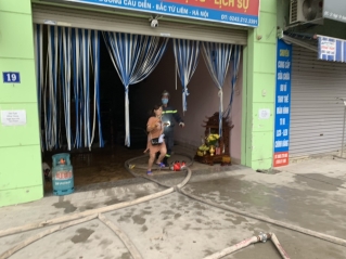 Cháy nhà nghỉ ở Hà Nội: Nhà nghỉ cháy lúc rạng sáng, cảnh sát cứu thoát 14 người 1