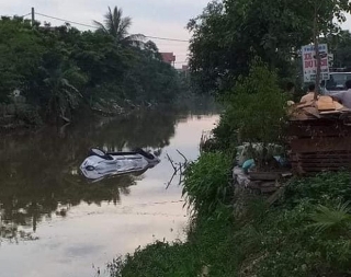 Nam Định: Xe ô tô bất ngờ lao xuống mương nước trong đêm, 3 người thương vong - Ảnh 1.