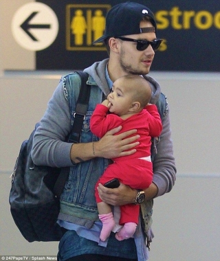 Liam Payne và con.