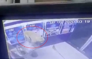 Cây ATM bị phá tan tành sau một đêm, cảnh sát kiểm tra camera an ninh và phát hiện thủ phạm là kẻ không ai ngờ tới - Ảnh 2.