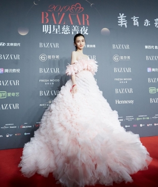 Bà mẹ một con xuất hiện đầy duyên dáng trong thiết kế màu hồng pastel của Giambattista Valli Haute Couture với chất liệu lông vũ