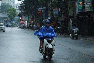 Ảnh: Hà Nội bất ngờ đổ mưa to chiều ngày 1/5 - Ảnh 1.