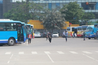 Ngày đầu tiên dỡ bỏ giãn cách trên các phương tiện vận tải: Bến bãi tấp nập, lái xe mong lượng khách tăng trở lại trong thời gian tới - Ảnh 1.