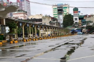 Tài xế xe ôm, taxi trong ngày đầu nới lỏng giãn cách xã hội tại Hà Nội: Hào hứng đi làm lại nhưng chờ từ sáng đến trưa chẳng có khách nào - Ảnh 1.
