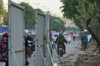 Hà Nội: Giao thông ùn tắc, người đi bộ “chặn đầu” xe buýt tại nút giao đang thi công đường vành đai 2,5 - Ảnh 9.