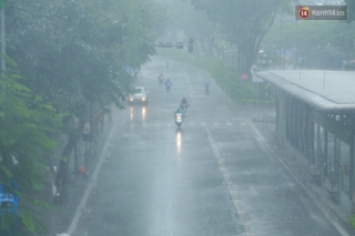 Ảnh: Hà Nội bất ngờ đổ mưa to chiều ngày 1/5 - Ảnh 3.