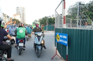 Hà Nội: Giao thông ùn tắc, người đi bộ “chặn đầu” xe buýt tại nút giao đang thi công đường vành đai 2,5 - Ảnh 10.