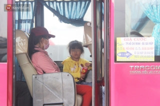 Xe khách, taxi rục rịch hoạt động trở lại, đường phố Sài Gòn chen chúc người sau khi nới lỏng cách ly xã hội - Ảnh 5.