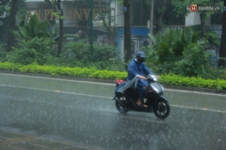 Ảnh: Hà Nội bất ngờ đổ mưa to chiều ngày 1/5 - Ảnh 4.