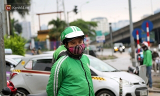 Tài xế xe ôm, taxi trong ngày đầu nới lỏng giãn cách xã hội tại Hà Nội: Hào hứng đi làm lại nhưng chờ từ sáng đến trưa chẳng có khách nào - Ảnh 13.
