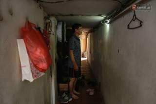 Người dân sống trong khu nhà cũ nát giữa thủ đô kể lại sự việc trần nhà bất ngờ đổ sập lúc nửa đêm - Ảnh 2.