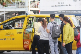 Xe khách, taxi rục rịch hoạt động trở lại, đường phố Sài Gòn chen chúc người sau khi nới lỏng cách ly xã hội - Ảnh 10.