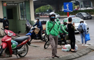 Tài xế xe ôm, taxi trong ngày đầu nới lỏng giãn cách xã hội tại Hà Nội: Hào hứng đi làm lại nhưng chờ từ sáng đến trưa chẳng có khách nào - Ảnh 11.