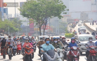 Xe khách, taxi rục rịch hoạt động trở lại, đường phố Sài Gòn chen chúc người sau khi nới lỏng cách ly xã hội - Ảnh 14.