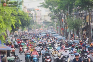 Xe khách, taxi rục rịch hoạt động trở lại, đường phố Sài Gòn chen chúc người sau khi nới lỏng cách ly xã hội - Ảnh 13.