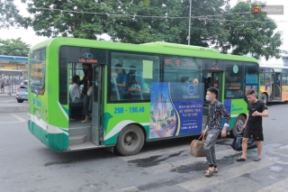 Ngày đầu tiên dỡ bỏ giãn cách trên các phương tiện vận tải: Bến bãi tấp nập, lái xe mong lượng khách tăng trở lại trong thời gian tới - Ảnh 3.