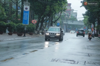 Ảnh: Hà Nội bất ngờ đổ mưa to chiều ngày 1/5 - Ảnh 7.