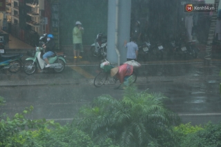 Ảnh: Hà Nội bất ngờ đổ mưa to chiều ngày 1/5 - Ảnh 10.
