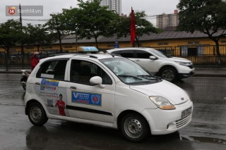 Tài xế xe ôm, taxi trong ngày đầu nới lỏng giãn cách xã hội tại Hà Nội: Hào hứng đi làm lại nhưng chờ từ sáng đến trưa chẳng có khách nào - Ảnh 16.
