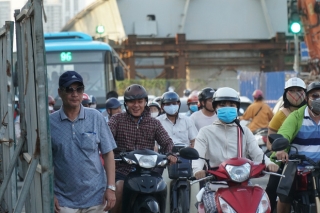 Hà Nội: Giao thông ùn tắc, người đi bộ “chặn đầu” xe buýt tại nút giao đang thi công đường vành đai 2,5 - Ảnh 7.