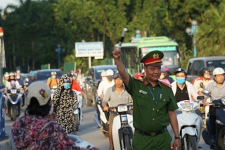 Hà Nội: Giao thông ùn tắc, người đi bộ “chặn đầu” xe buýt tại nút giao đang thi công đường vành đai 2,5 - Ảnh 8.