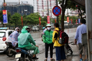 Tài xế xe ôm, taxi trong ngày đầu nới lỏng giãn cách xã hội tại Hà Nội: Hào hứng đi làm lại nhưng chờ từ sáng đến trưa chẳng có khách nào - Ảnh 6.