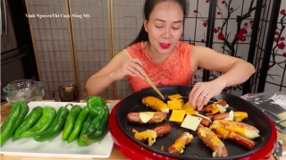 Chị Vinh YouTuber lại “gây lú” mạng xã hội với màn review hotdog… hiểu Ch?t liền, nhưng chi tiết nói về quả ớt chuông mới là điều đáng chú ý - Ảnh 4.