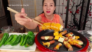 Chị Vinh YouTuber lại “gây lú” mạng xã hội với màn review hotdog… hiểu Ch?t liền, nhưng chi tiết nói về quả ớt chuông mới là điều đáng chú ý - Ảnh 5.