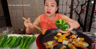 Chị Vinh YouTuber lại “gây lú” mạng xã hội với màn review hotdog… hiểu Ch?t liền, nhưng chi tiết nói về quả ớt chuông mới là điều đáng chú ý - Ảnh 7.