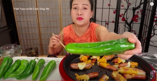 Chị Vinh YouTuber lại “gây lú” mạng xã hội với màn review hotdog… hiểu Ch?t liền, nhưng chi tiết nói về quả ớt chuông mới là điều đáng chú ý - Ảnh 6.