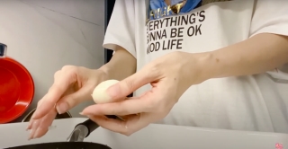 Không biết nấu nhiều món nhưng vẫn muốn quay vlog nấu ăn, Hari Won bèn hướng dẫn dân tình… cách luộc trứng gà bằng nước? - Ảnh 6.