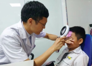 Bệnh nhi đầu tiên, nhỏ tuổi nhất Việt Nam chữa lành bạch biến nhờ ghép tế bào tự thân - Ảnh 1.