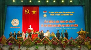 Công ty Yến sào Khánh Hòa đón nhận danh hiệu Anh hùng Lao động thời kỳ đổi mới.
