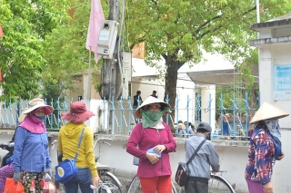 Người dân chen lấn, ATM gạo chuyển địa điểm