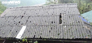 Ảnh: Công an vượt đồi giúp dân Sơn La sửa chữa hàng trăm ngôi nhà bị tốc mái - 2