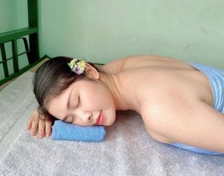 Sau màn tắm nắng thì Thủy Anh về lại phòng để “spa thư giãn”, quả thật chẳng khác gì đang đi nghỉ mát